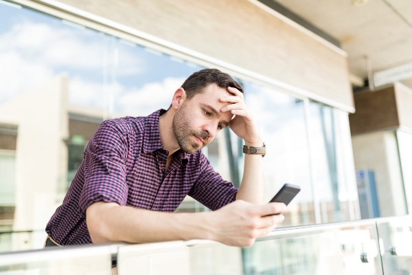 Vacaciones, pero siempre disponibles: la falta de desconexión laboral alcanza ya al 81,6 % de españoles